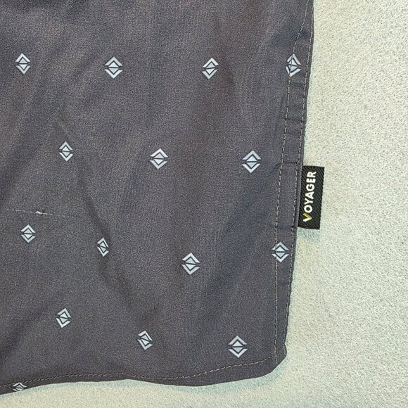 Voyager Men's Short Sleeve Woven Button Front Stretch Performance Shirt Grey Lg - Picture 3 of 12